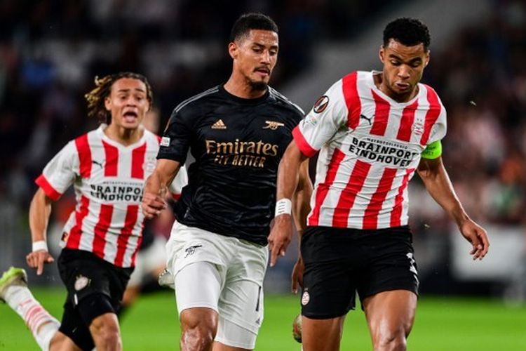 Hasil PSV vs Arsenal: William Saliba (kiri) mencoba mengejar Cody Gakpo (kanan) pada laga Grup A Liga Europa yang mempertemukan PSV vs Arsenal di Phillips Stadium, Jumat (28/10/2022) dini hari WIB. PSV Eindhoven dipastikan lolos ke fase gugur Liga Europa setelah menumbangkan Arsenal 2-0.