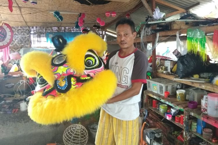 Pengerajin barongsai di Bogor kebanjiran order menjelang Imlek, Sabtu (3/2/2018).