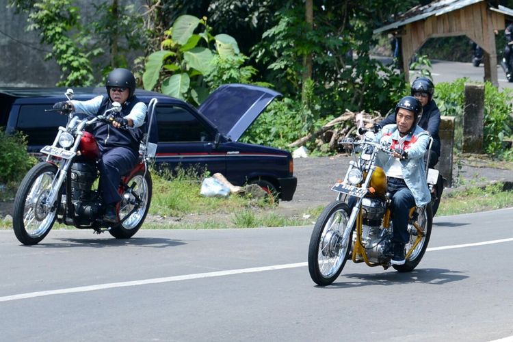 Presiden Joko Widodo dan rombongan bikers saat melakukan touring menggunakan motor chopper miliknya di Sukabumi, Jawa Barat, Minggu (8/4/2018). Di sela perjalanan itu, Jokowi sempat meninjau dua program padat karya yang dikerjakan oleh warga Sukabumi.