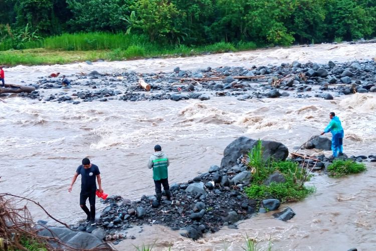 Warga berusaha mengevakuasi korban terjebak aliran sungai meluap di sungai Tukad Unda, Banjar Dinas Tangkup, Desa Tangkup, Kecamatan Sidemen, Kabupaten Karangasem, Provinsi Bali.