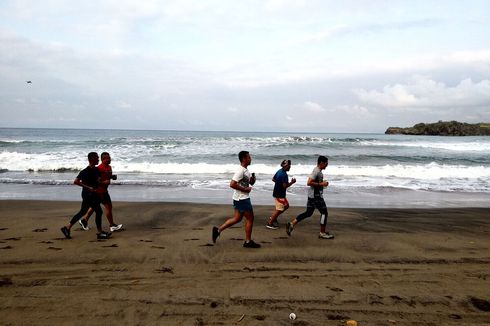 Tiba di Blitar, Sandiaga Uno Sempatkan Lari Pagi di Pinggir Pantai