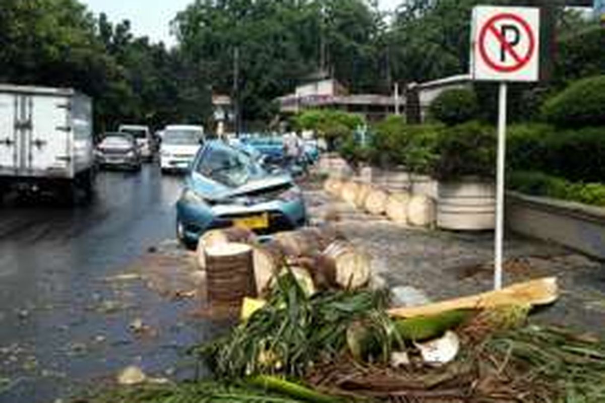 Pohon tumbang menimpa taksi di Jalan Fachrudin, Kampung Bali, Tanah Abang, Jakarta Pusat, Selasa (30/8/2016). 