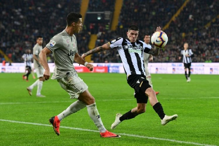 Rodrigo De Paul mencoba menutup pergerakan Cristiano Ronaldo saat Udinese vs Juventus beradu di Stadion Friuli, 6 Oktober 2018. 