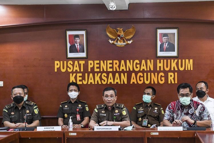A file photo of Head of the Legal Information Center at the Attorney General?s Office of Indonesia, Leonard Eben Ezer Simanjuntak (center) and other officials during a press conference at the Attorney General's Office building on December 12, 2020. 