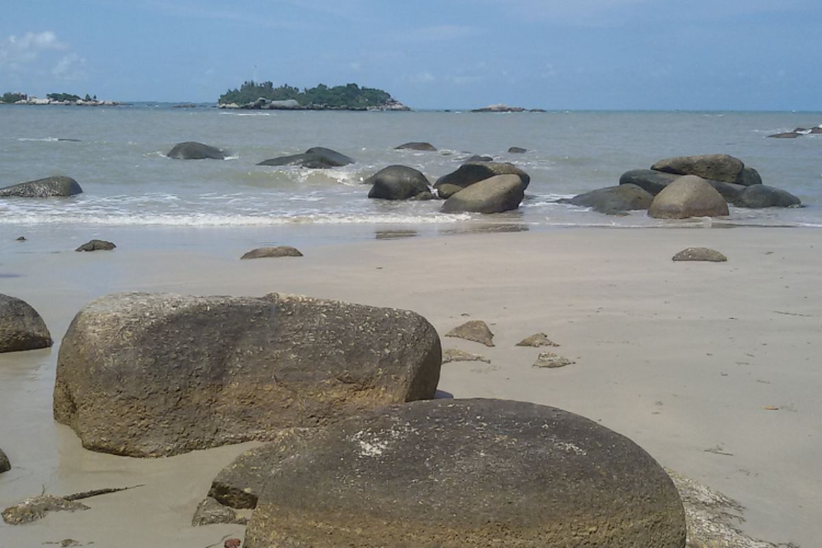 Pantai Penyusuk di Kecamatan Belinyu, Bangka, Kepulauan Bangka Belitung dengan ciri khas hamparan bebatuan granit.