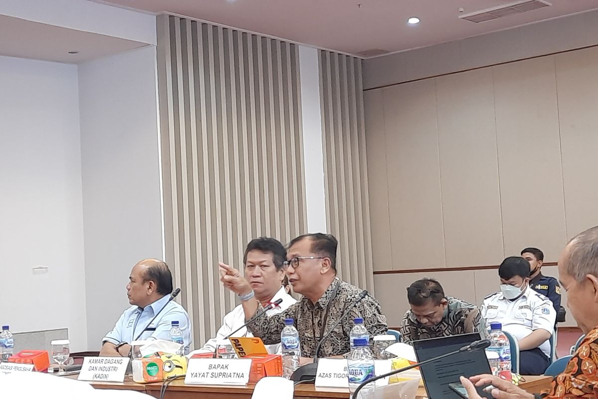 Pengamat tata kota Yayat Supriatna menyampaikan usulan kepada Pemerintah Provinsi DKI Jakarta agar mengendalikan pergerakan orang ke kantor-kantor di kawasan Jakarta Pusat dan Jakarta Selatan.  Hal itu disampaikan Yayat dalam focus group discussion (FGD) uji coba pengaturan jam kerja di Dinas Cipta Karya, Tata Ruang, dan Pertanahan DKI Jakarta, Cideng, Jakarta Pusat, Selasa (1/11/2022).