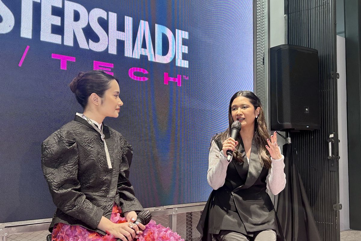 Public Figure Satine Zaneta dan Makeup Artist Sisy Sosro dalam Press Conference Make Over MASTERSHADE ARCHI/TECH™?, di Astha Spac8, Jakarta Selatan,Senin (8/12/2025).