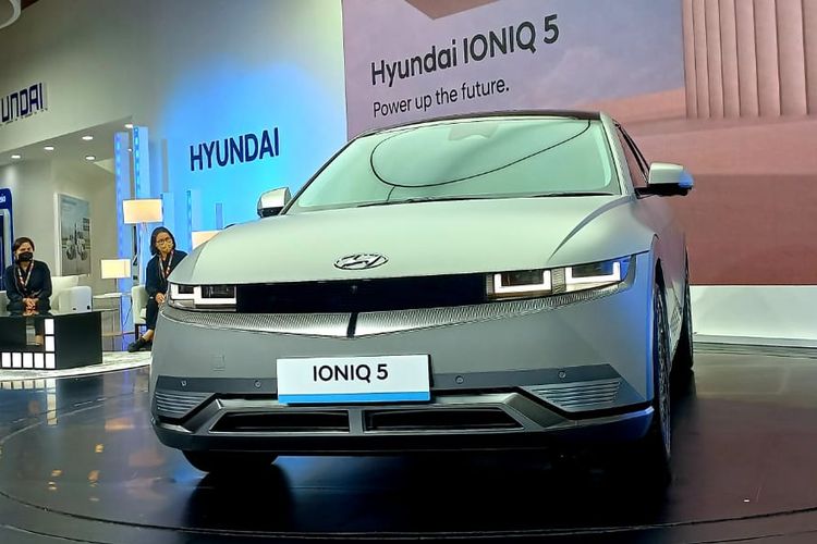 Hyundai Ioniq 5 meluncur secara resmi di IIMS Hybrid 2022, JIEXpo, Kemayoran, Jakarta Pusat, Kamis (31/3/2022).