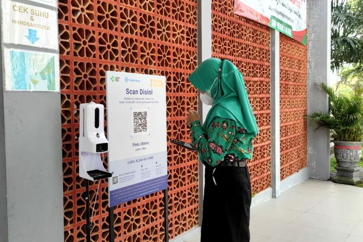Siswa SMPN 3 Kota Blitar melakukan pemindaian barcode dengan aplikasi PeduliLindungi di ponsel miliknya, Rabu (5/1/2022)