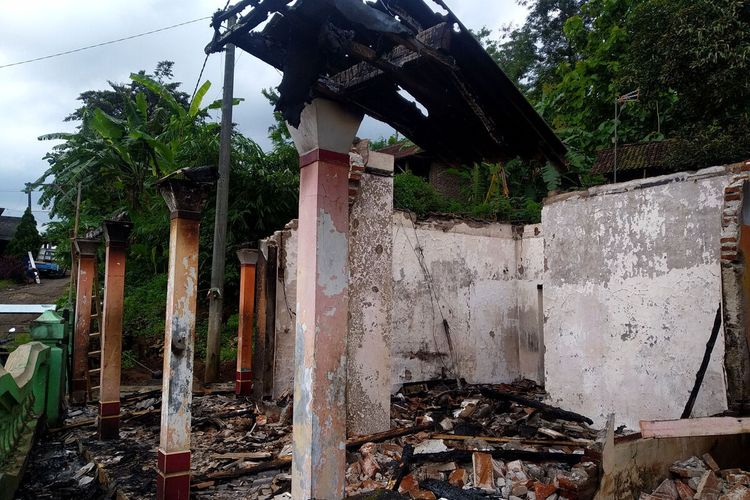 Mukani alias Kentang memindahkan perabotan yang tersisa dari rumahnya yang terbakar, Rabu (1/12/2021)