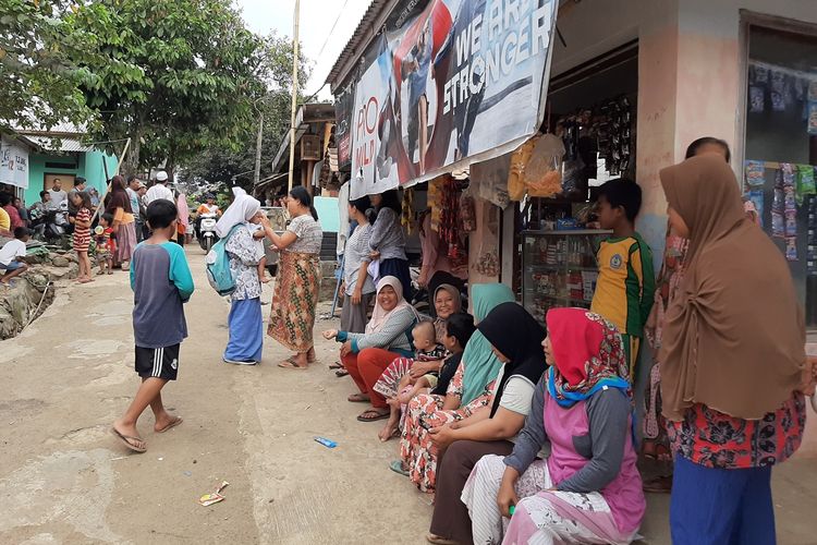 Warga sekitar kontrakan pasutri penusuk Kemenko Polhukam Wiranto bercerita mengenai keseharian pelaku di Kampung Sawah, Desa Menes, Kecamatan Menes, Kabupaten Pandeglang, Kamis (10/10/2019).