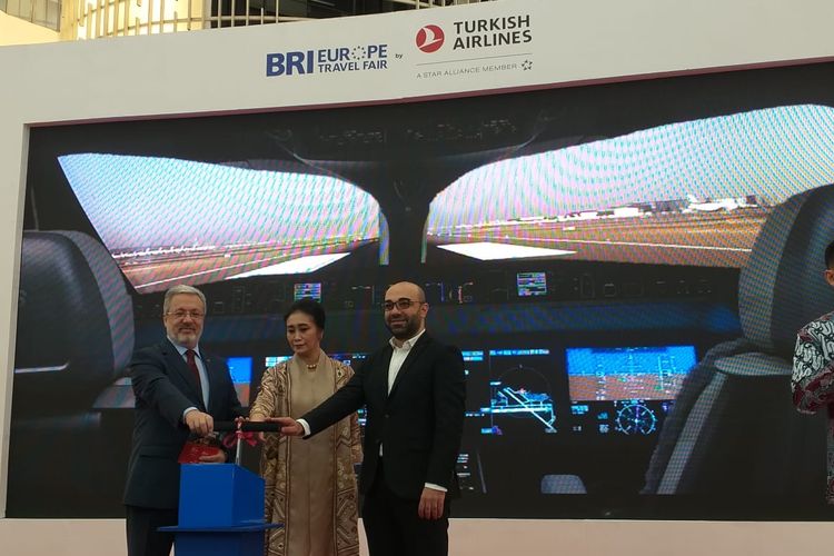 Duta Besar Turki untuk Indonesia Mahmut Erol Kilic (kiri), Director of Consumer Business Bank BRI Handayani (tengah), General Manager Turkish Airlines Fatih Guldas membuka BRI Europe Travel Fair di Senayan City, Kamis (27/2/2020).