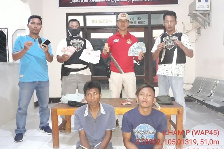 Kedua tersangka perampokan di Mesuji Raya OKI yang sudah berhasil dibekuk aparat polisi dari Polsek Mesuji Raya dalam tempo 12 jam dari kejadianj