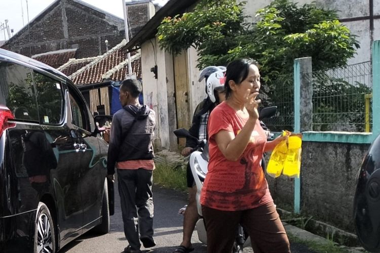 Kehebohan warga di Jalan Tentara Pelajar, Kota Tasikmalaya, Jawa Barat, saat ada empat perempuan misterius memakai mobil mewah Alphard hitam membagikan minyak goreng kemasan gratis ke warga di pinggir jalan pada Selasa (4/6/2024).
