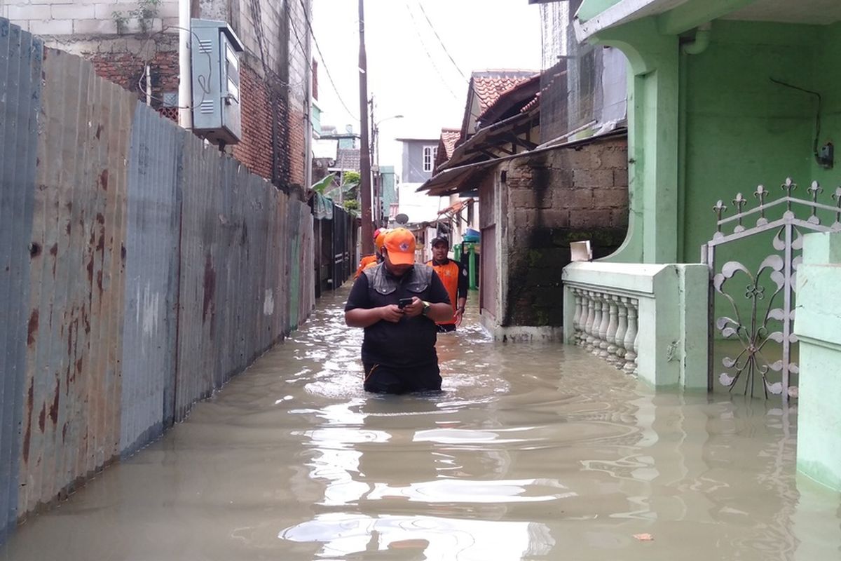Baznas Provinsi DKI Jakarta periksa keadaan warga yang terdampak banjir di permukiman Cawang Jakarta Timur, Sabtu (2/8/2020)