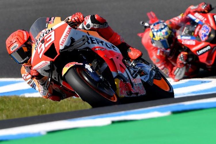 Rider Repsol Honda, Marc Marquez (depan), ketika sedang mengikuti sesi FP3 MotoGP Australia 2022 yang dihelat di Sirkuit Phillip Island pada Sabtu (15/10/2022). Jadwal MotoGP Australia 2022 tersedia di artikel ini.