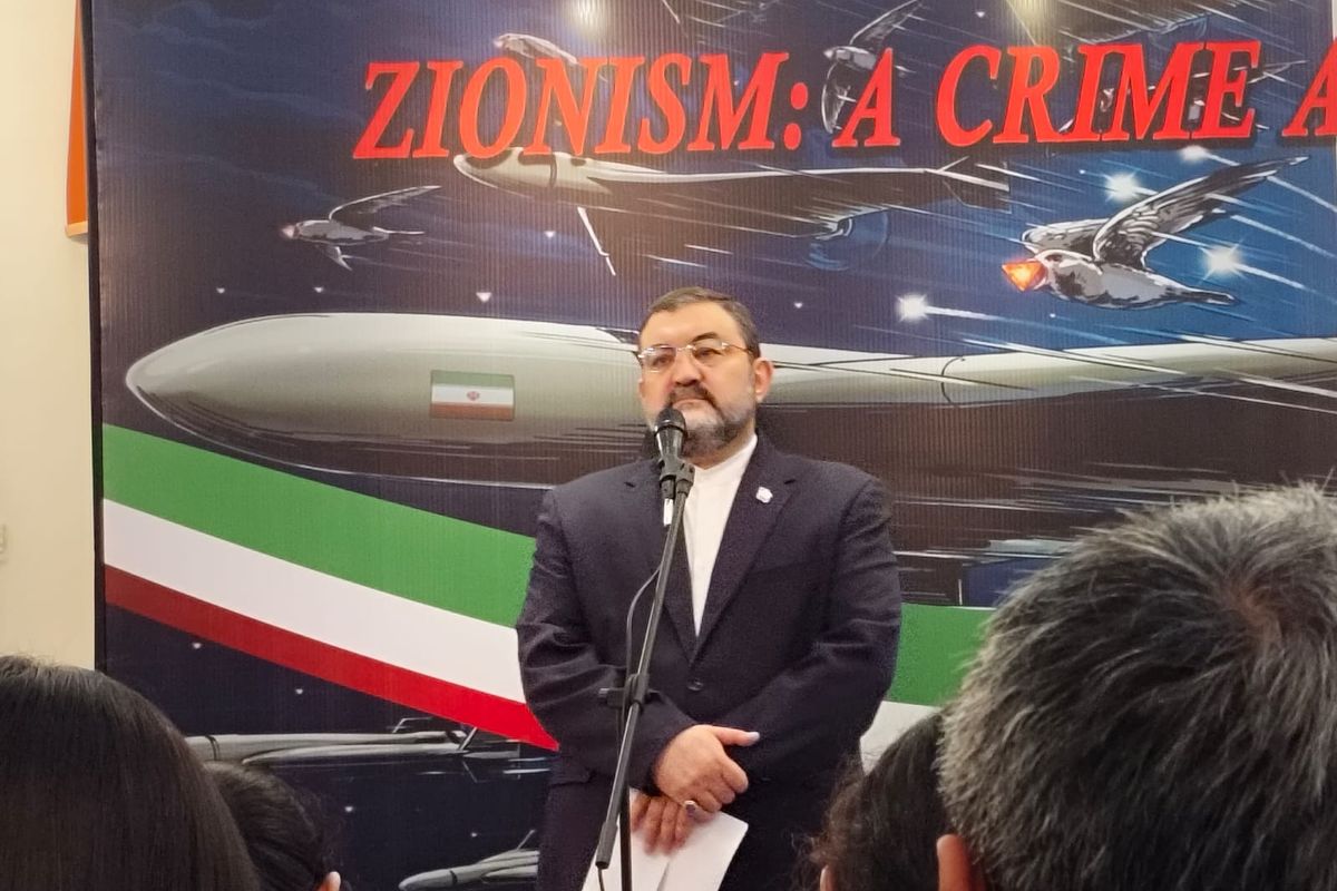 Dubes Iran untuk Indonesia, Mohammad Boroujerdi saat konferensi pers di kawasan Menteng, Jakarta Pusat, Selasa (17/6/2025).