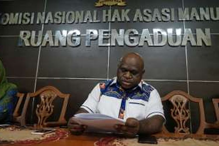 Komisioner Komnas HAM Natalius Pigai saat memberikan keterangan terkait kerusuhan Manokwari,  di kantor Komnas HAM, Menteng, Jakarta Pusat, Selasa (22/11/2016).