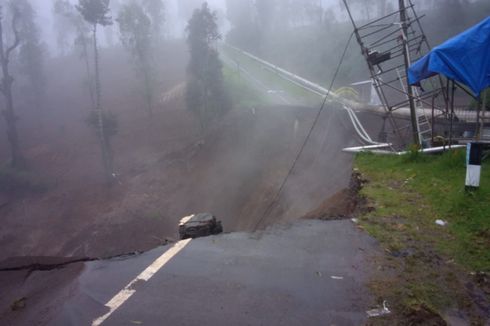 Jalan ke Kawah Darajat Terputus, Sejumlah Petani dan Pekerja Terjebak