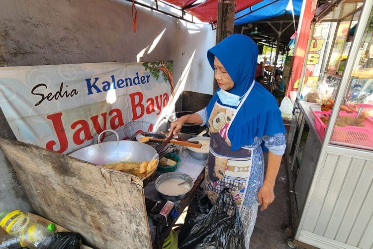Puriyanti Rahayu (68), penjual gorengan asal Kota Pasuruan yang berangkat haji bersama suaminya M. Kasiadi yang berprofesi sebagai penjual koran. 