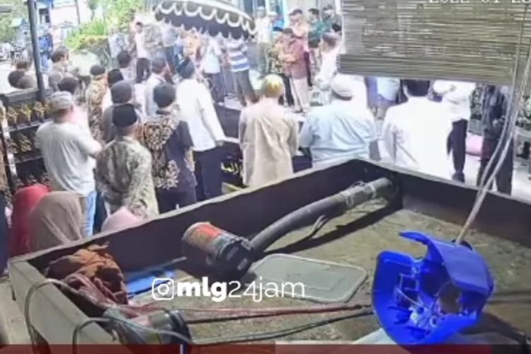 Salah satu pengendara sepeda motor berknalpot brong melewati jenazah yang hendak diberangkatkan untuk dikubur beberapa waktu lalu. 