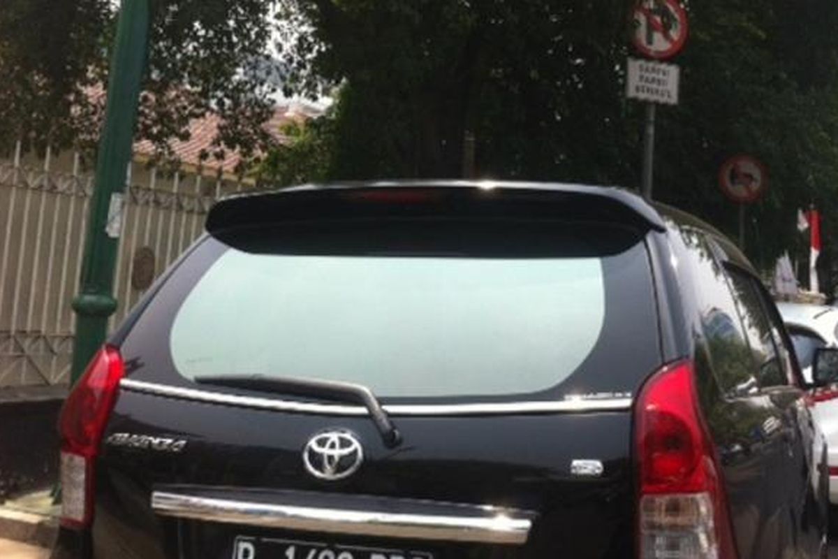 Ilustrasi: Banyak mobil masih parkir di bahu jalan di Jakarta.