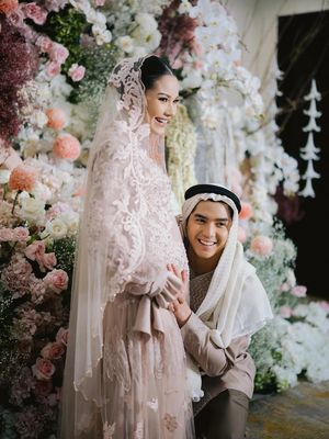 Alyssa Daguise tampil anggun saat tasyakuran 4 bulan kehamilan. Nuansa pastel, detail lembut, dan doa penuh makna menyertainya.