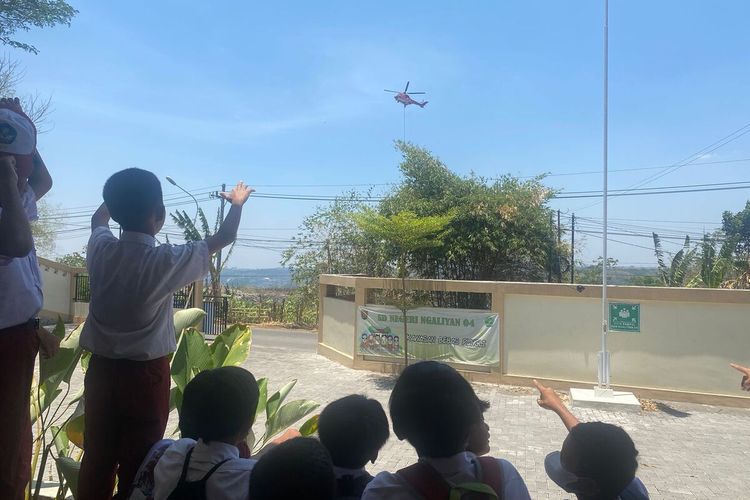 Saat siswa SD Negeri 04 Ngaliyan Semarang, Jawa Tengah melihat helikopter water bombing di TPA Jatibarang Semarang 