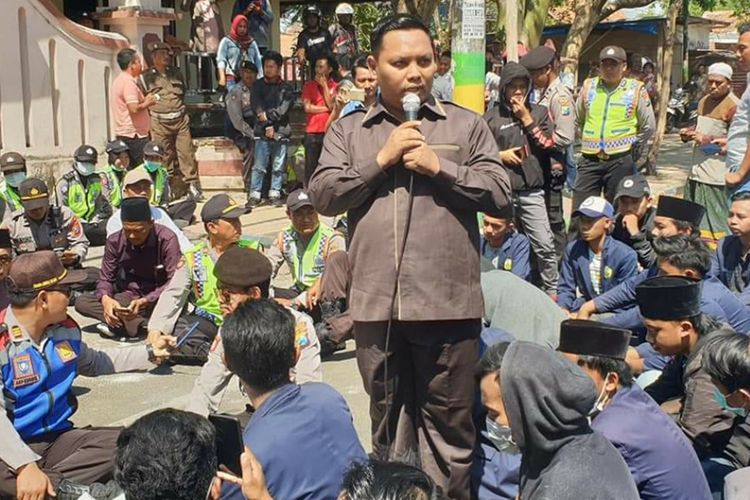 Mahasiswa sambil lesehan saat berunjuk rasa ke kantor DPRD Pamekasan, Senin (30/9/2019) menyikapi sejumlah RUU yang kontroversi. Unjuk rasa berupa diskusi dan foto-foto antara mahasiswa dengan anggota dewan dan polisi.