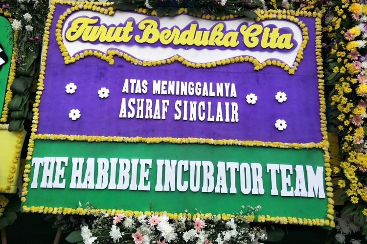 Karangan bunga berisi ucapan duka cita atas meninggalnya Ashraf Sinclair dari The Habibie Incubator Team