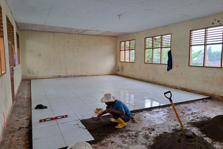 Mendorong percepatan kesejahteraan masyarakat di wilayah sekitar proyek Jalan Tol Trans Sumatera (JTTS), PT Hutama Karya (Persero) melalui Program Tanggung Jawab Sosial dan Lingkungan (TJSL), HK Peduli Lingkungan dan Pendidikan membangun sarana air bersih (sumur bor) dan merenovasi sejumlah fasilitas pendidikan di Sumatera Barat.