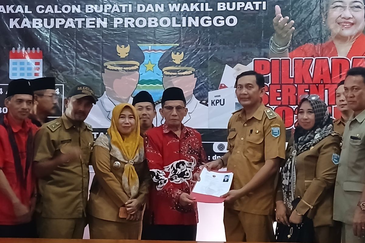 Supriyanto (tiga dari kanan) mendaftar sebagai calon bupati Probolinggo ke PDIP. 