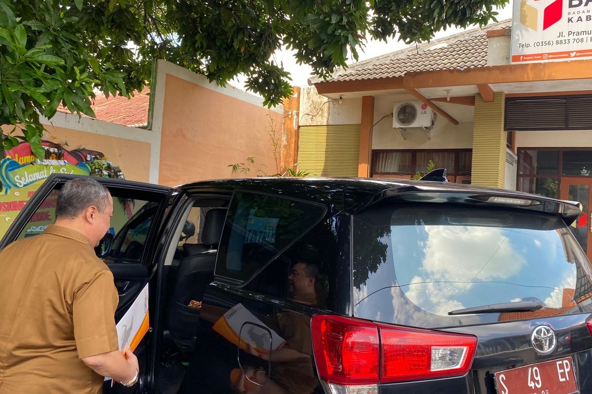 Direktur RSUD dr Koesma Tuban, Mohammad Masyhudi terburu-buru masuk mobil usai memberikani keterangan klarifikasi ke Kantor Bawaslu terkait ajakan memilih caleg partai Golkar yang merupakan ibu dari Bupati Tuban, Aditya Halindra Faridzky, Senin (12/2/2024),
