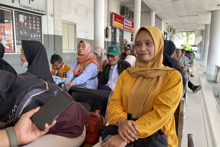 Cerita Penumpang Menanti Berjam-jam di Stasiun Jatibarang, Imbas Kecelakaan KRL di Bekasi