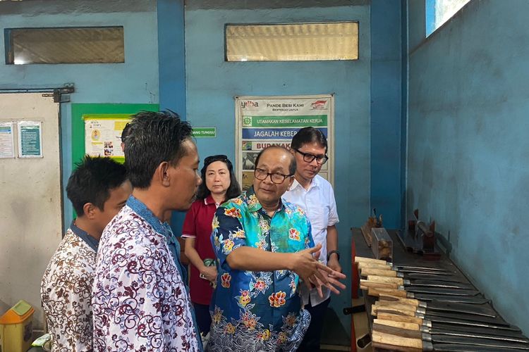 Muchlis (Owner Mukti Tempa), Arif Rahman Hakim ( Sekretaris Kemenkopukm), Rahmat Samulo (ketua pengurus YDBA), dan Ema Poedjiwati Prasetio ( Sekretaris pengurus YDBA) berkunjung ke Mukti Tempa dan melihat produk-produk olahan besi di sana.