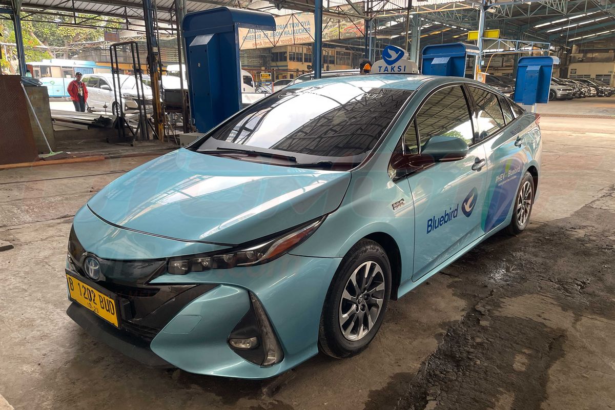 Toyota Prius PHEV milik perusahaan taksi Blue Bird