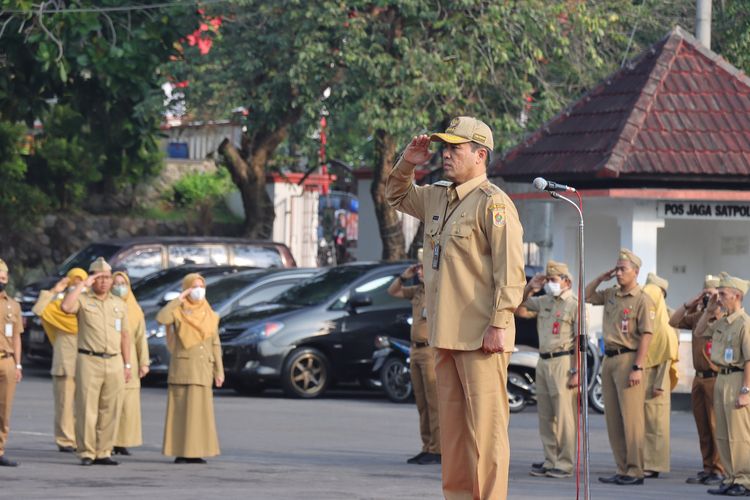 Bupati Wonogiri Joko Sutopo menjadi inspektur upacara pada peringatan Hardiknas 2023 dan Peringatan Hari Otonomi Daerah ke-27 di Halaman Pendopo Kabupaten Wonogiri, Selasa (2/5/22023).
