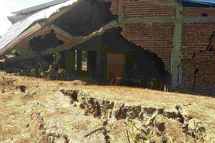 Tampak rumah warga ambruk akibat tanah retak di Bima, Selasa (13/6/2023).