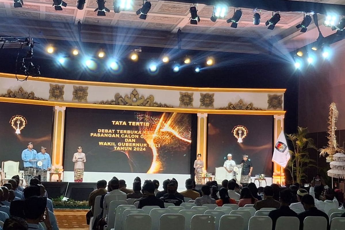 Debat publik ketiga anatara calon gubernur dan wakil gubernur Bali, I Made Muliawan Arya alias De Gadjah-Putu I Agus Suradnyana alias PAS, dan I Wayan Koster-I Nyoman Giri Prasta, berlansung di Hotel BNCC Nusa Dua, Badung, Bali, pada Rabu (20/11/2024). KOMPAS.com/ Yohanes Valdi Seriang Ginta