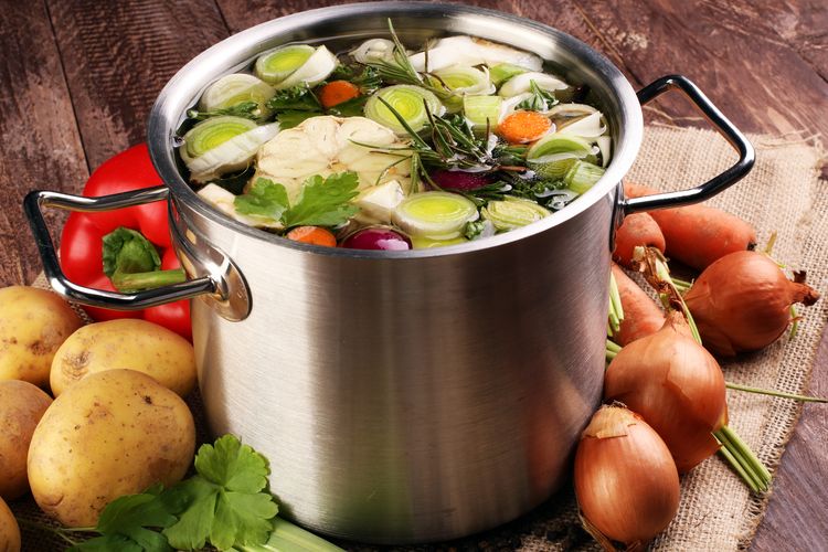 Ilustrasi stock pot digunakan untuk membuat kaldu sayuran