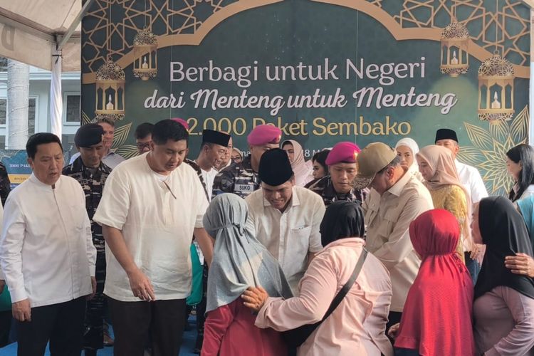 KSAL Sebut Banyak Warga Menteng yang Masih Susah, Bagikan 2.000 Paket Sembako