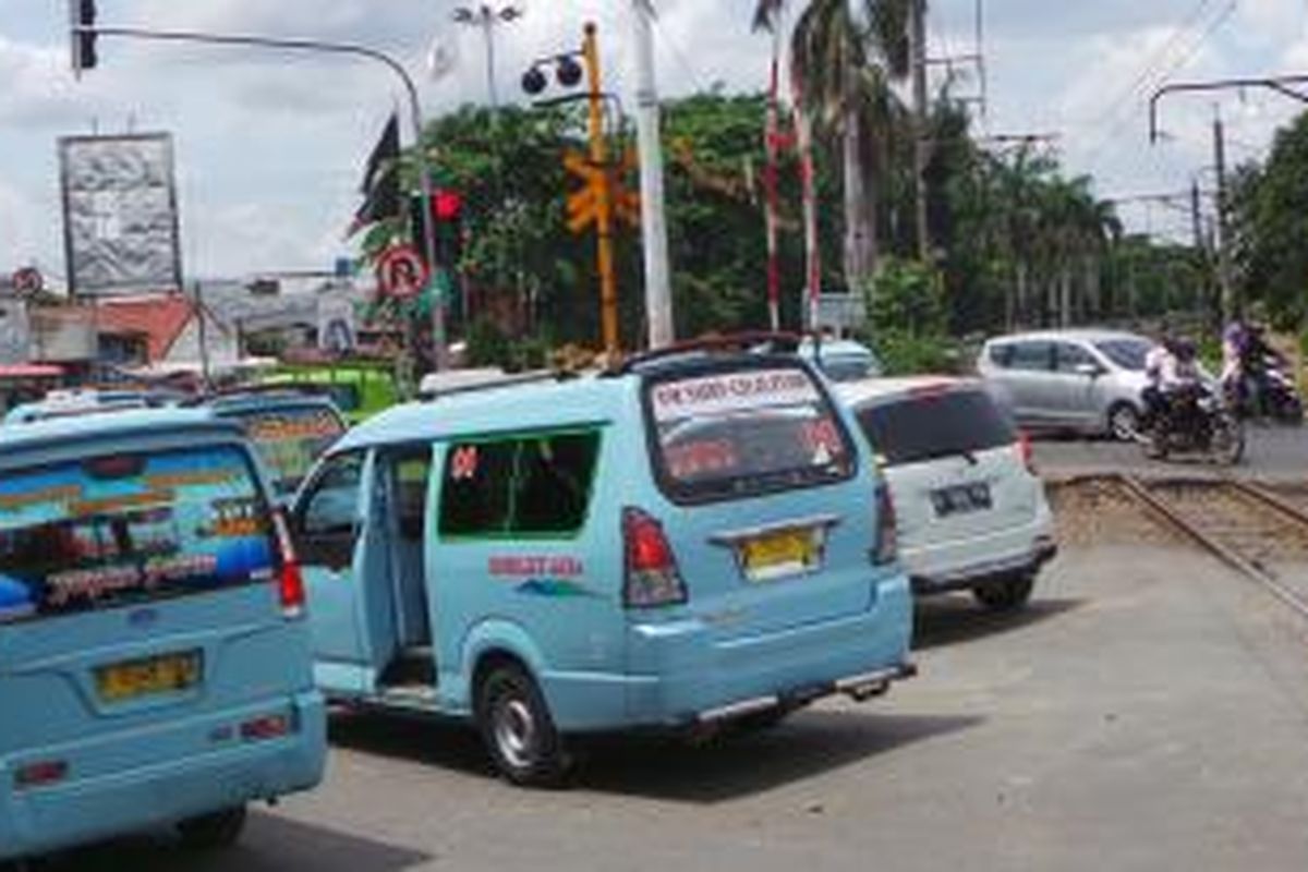 Kendaraan yang menyerobot lampu lalu lintas pertama sebelum perlintasan Cipinang kerap terjebak kemacetan sehingga antrian kendaraan yang mendekati rel kerap membahayakan keselamatan mereka sendiri. Kamis (12/12/2013).