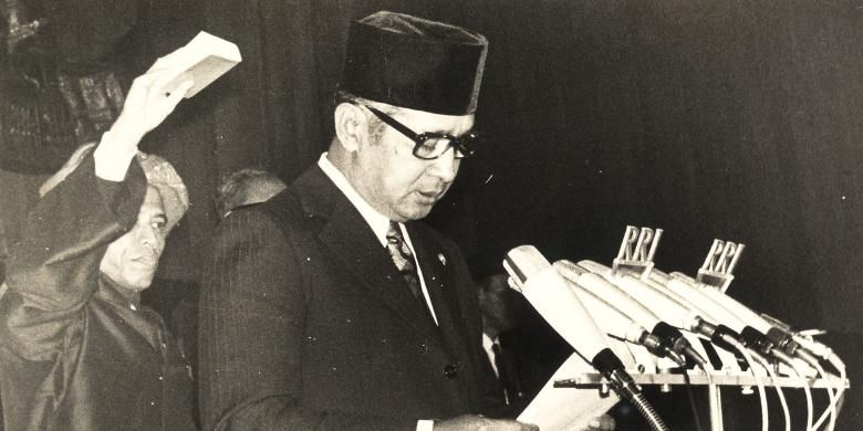Presiden Soeharto saat dilantik dan diambil sumpahnya menjadi Presiden pada 27 Maret 1968.