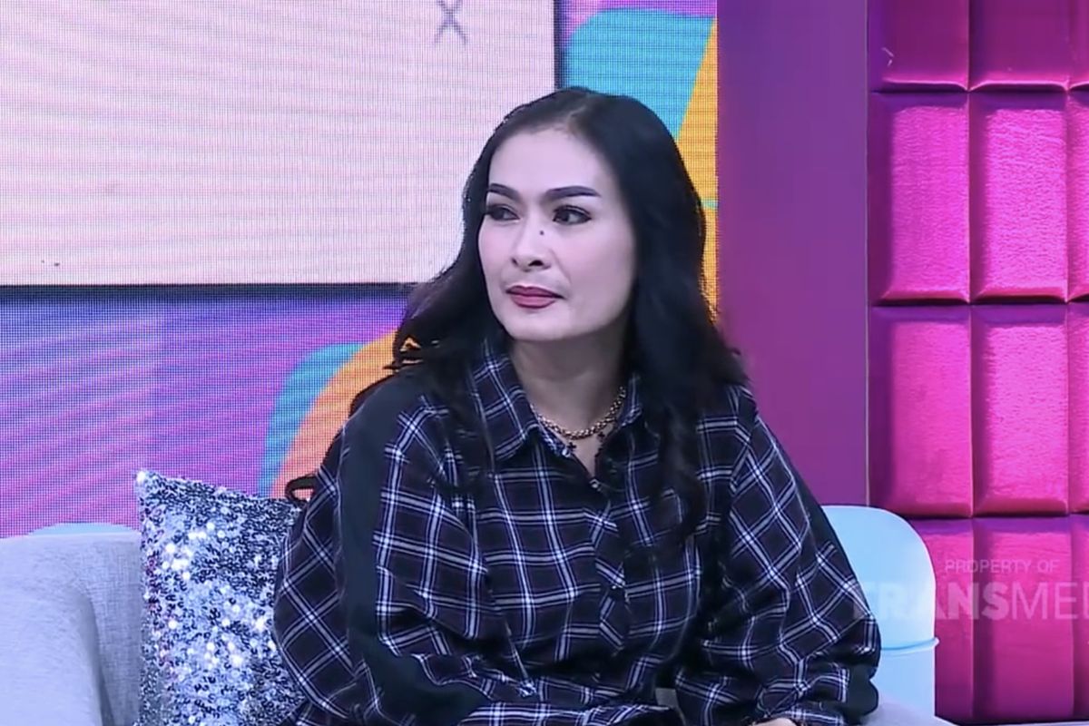 Iis Dahlia saat memberi penjelasan soal cicilan rumah yang mencapai angka ratusan juta rupiah. (Bidikan layar YouTube Trans TV Official).  