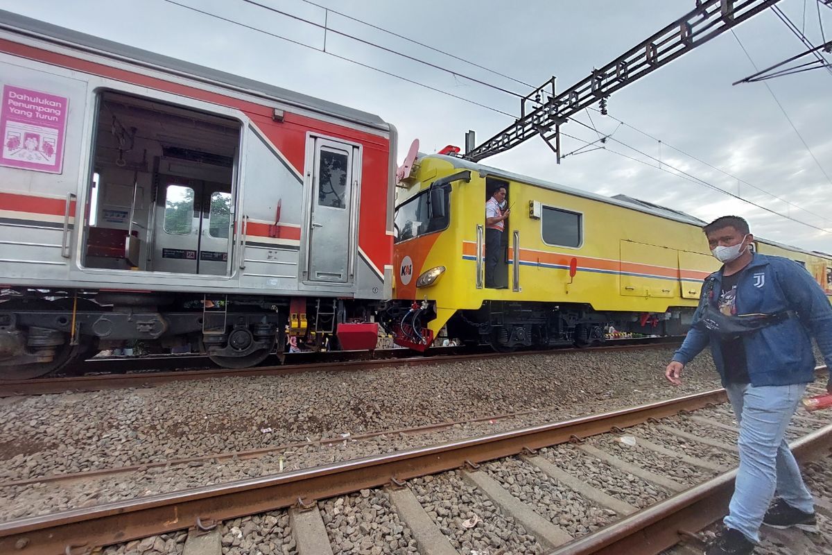 Sebagian rangkaian dari KRL anjlok di Ciputat, Kota Tangerang Selatan, pada Minggu (5/12/2021), tengah digeser.