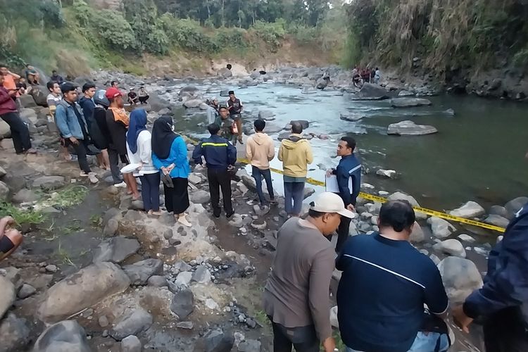 Tim Inafis Polres Ciamis dibantu BPBD dan Tagana Kota Tasikmalaya, Jawa Barat, mengevakuasi mayat gadis belia di Sungai Citanduy perbatasan Ciamis-Kota Tasikmalaya, Selasa (5/9/2023).