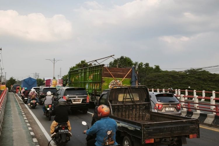 Perbaikan Jalan Pantura Brangsong Kendal Dimulai, Contraflow Diterapkan Rutin Setiap Pagi