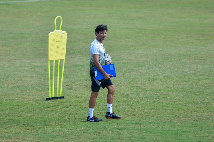 Pelatih Persib Luis Milla dalam tengah menjalankan tugasnya dalam latihan Persib Jumat (2/9/2022) di Stadion Persib Sigolig Bandung jelang laga debutnya di Liga 1 2022-2022, Persib vs RANS Nusantara FC.