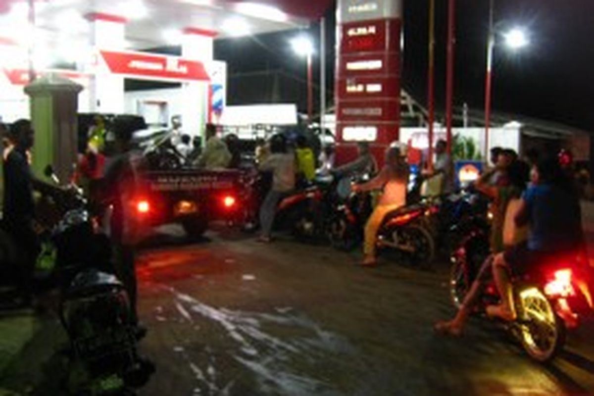 Masyarakat yang antri beli bensin di SPBU Kaliwungu Kendal