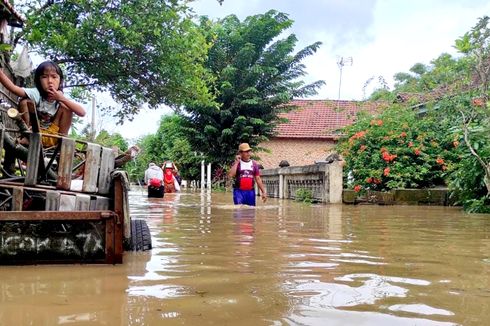 Banjir di Jombang Meluas, Ratusan Warga Mengungsi ke Kantor Desa